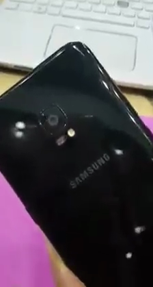 
Mặt lưng của chiếc Galaxy S8 lạ không có cảm biến vân tay

