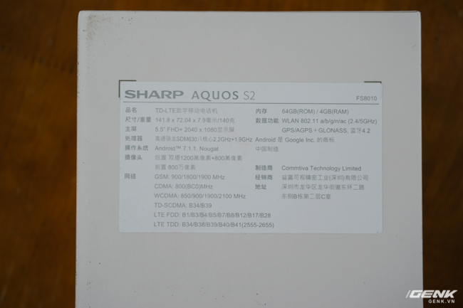 
Mặt sau in cấu hình. Được biết Sharp Aquos S2 có đến 3 bản
cấu hình khác nhau, trong đó bản mà chúng tôi trên tay sử
dụng vi xử lý Snapdragon 630, RAM 4 GB, bộ nhớ trong 64 GB
và chạy Android 7.1.1
