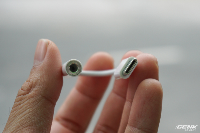 
Do loại bỏ cổng tai nghe 3,5 mm nên Sharp cũng kèm theo cáp
chuyển đổi USB Type-C ra 3,5mm dành cho người dùng muốn sử
dụng với các dòng tai nghe cũ đang có.
