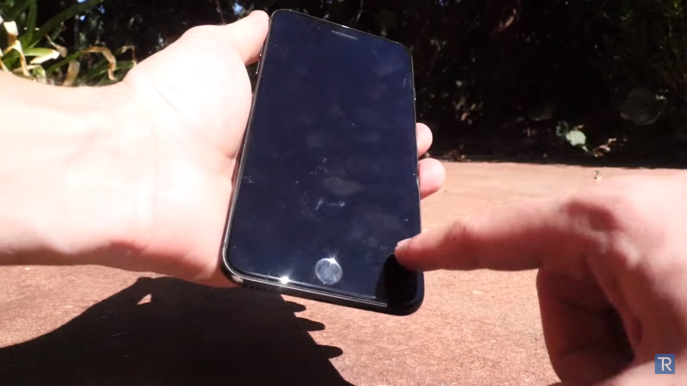 Test độ bền: Thử nghiệm thả rơi iPhone 8 Plus
và iPhone 7 Plus, mặt lưng kính rất dễ vỡ