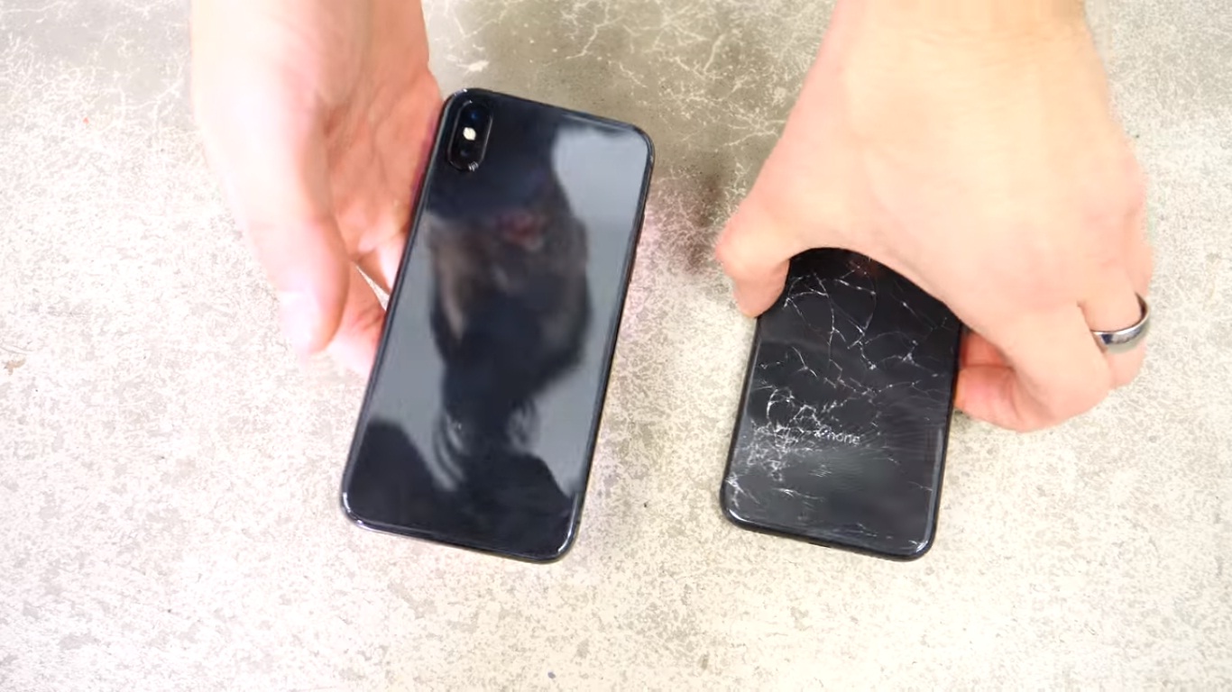 Thử nghiệm thả rơi, tra tấn iPhone
X bằng dao và búa: Mặt lưng có độ bền tốt hơn iPhone 8