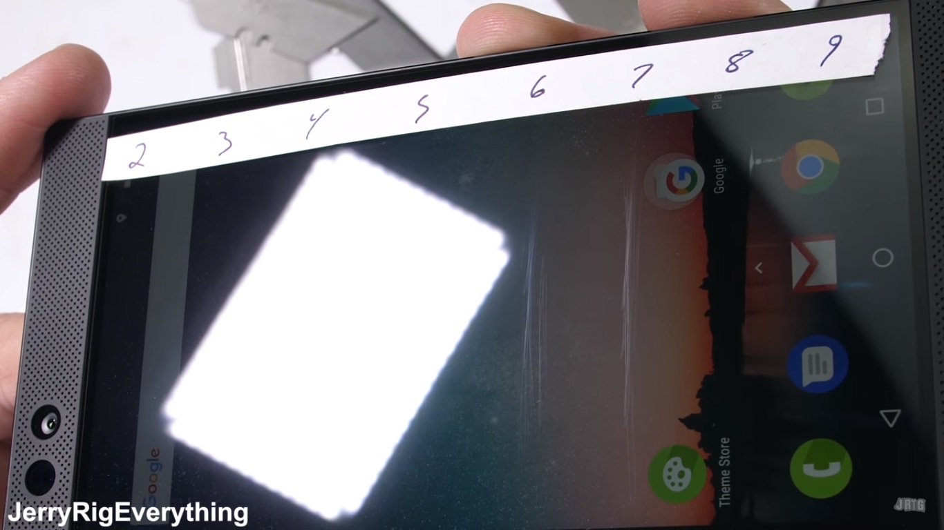 Thử nghiệm độ bền
của Razer Phone:
Dễ xước, dễ cong và dễ gãy