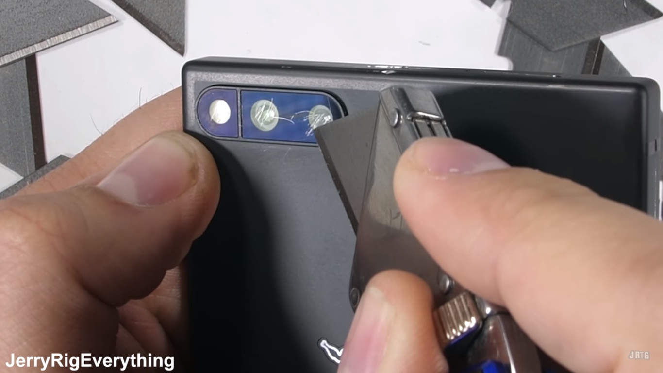 Thử nghiệm độ bền
của Razer Phone:
Dễ xước, dễ cong và dễ gãy