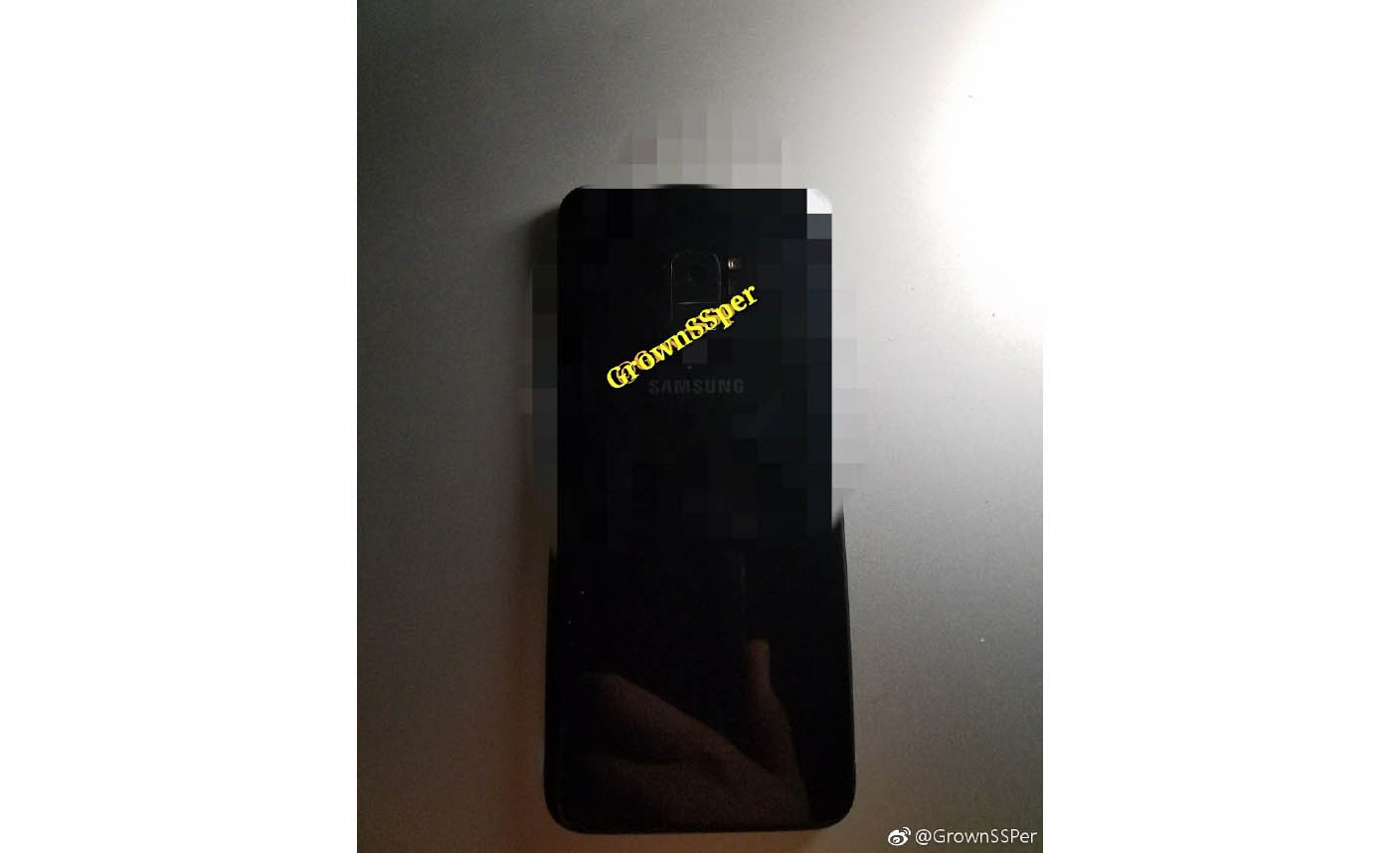 Rò rỉ hình ảnh một
thiết bị
Samsung lạ với cảm biến vân tay ở mặt lưng, có phải là
Galaxy S9?