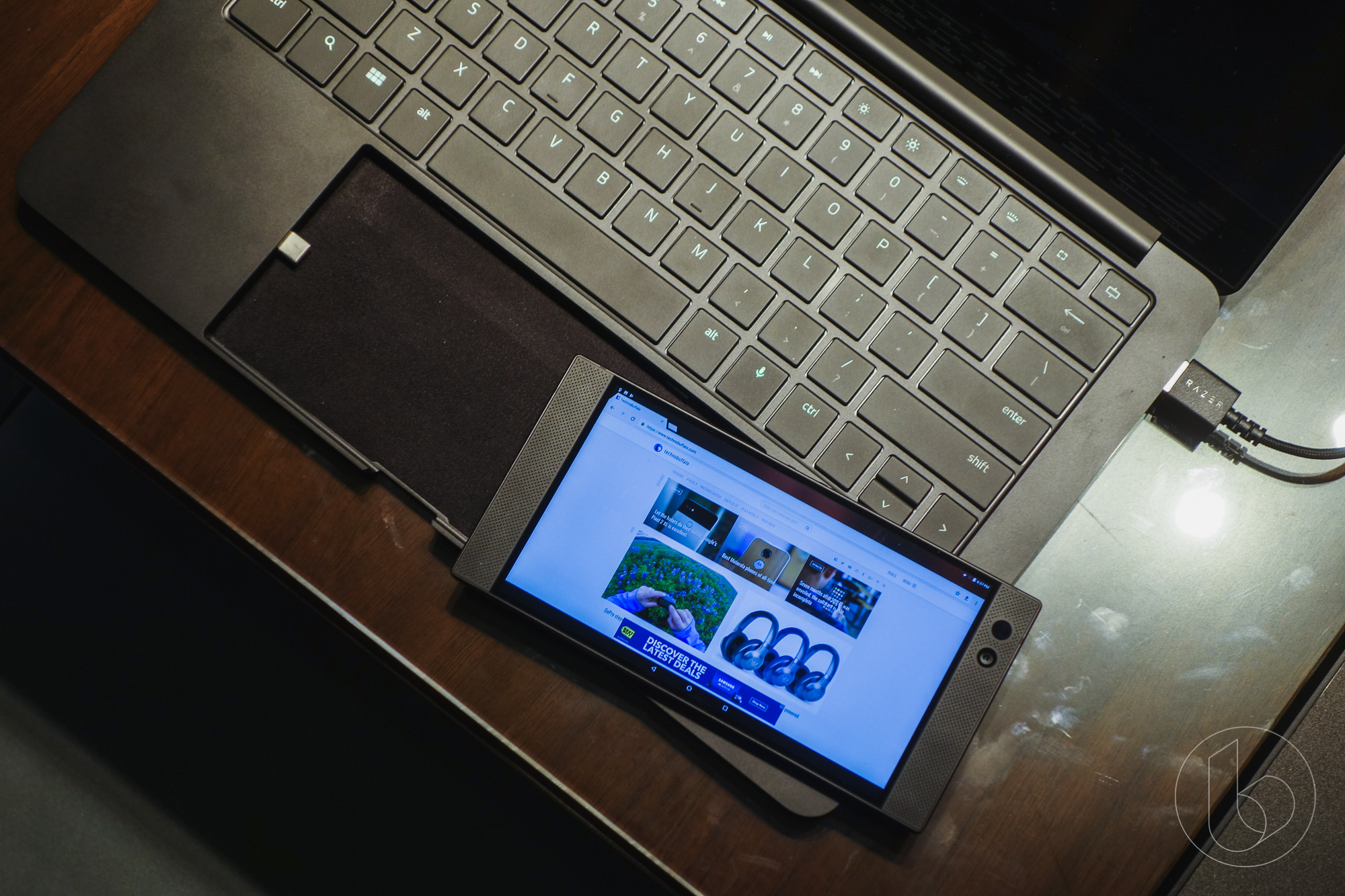 [CES 2018] Razer vén màn dự
án Linda: Thế hệ laptop của tương lai