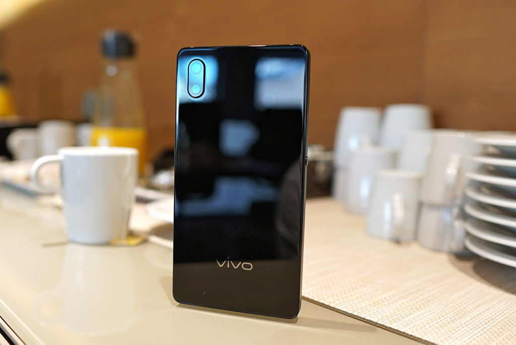 [MWC 2018] Trên
tay Vivo APEX với thiết kế màn hình chiếm trọn mặt trước,
camera selfie trượt lên khi dùng