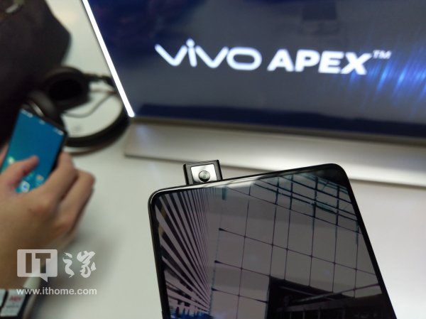 Vivo APEX chính
thức ra mắt với camera trước tự động bật lên, chip
Snapdragon 845, sản xuất hàng loạt vào giữa năm nay