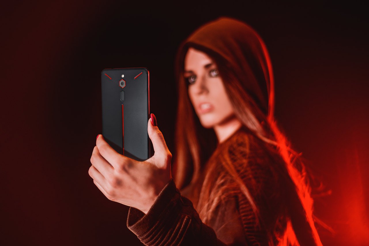 Red Magic: Gaming phone của Nubia chính thức ra
mắt với đèn LED RGB hoành tráng, Snapdragon 835, giá từ 9.1
triệu