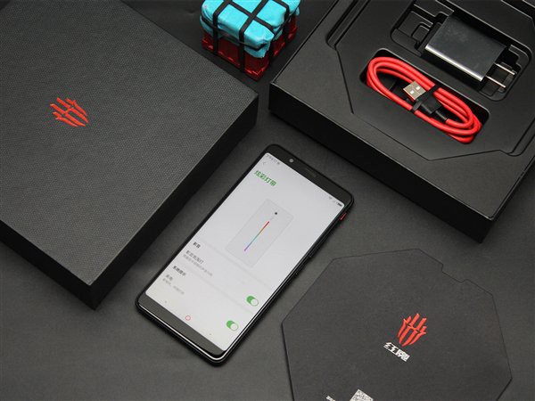 Cùng xem một số
hình ảnh đập hộp smartphone Nubia Red Magic: Gaming Phone có
thiết kế tuyệt vời!