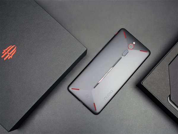 Cùng xem một số
hình ảnh đập hộp smartphone Nubia Red Magic: Gaming Phone có
thiết kế tuyệt vời!