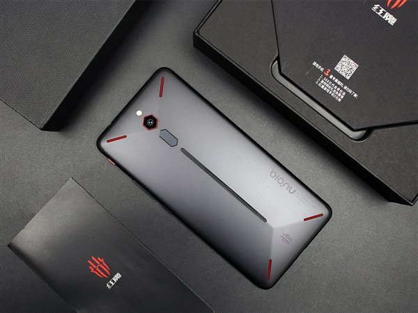 Cùng xem một số hình ảnh đập hộp smartphone Nubia Red
Magic: Gaming Phone có thiết kế tuyệt vời!