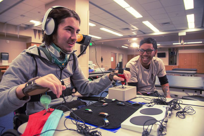 Microsoft ra mắt
Xbox Adaptive Controlle: Thiết bị hỗ trợ chơi game Xbox dành
cho người khuyết tật