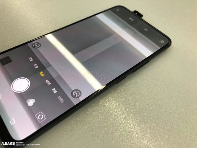 Rò rỉ ảnh
smartphone không viền màn hình thực thụ của Vivo, cạnh cong
hơn so với APEX