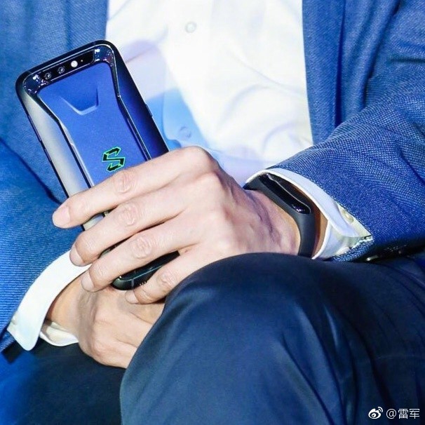 Xiaomi Mi Band 3 sẽ
được trang bị eSIM để gọi điện mà không cần smartphone