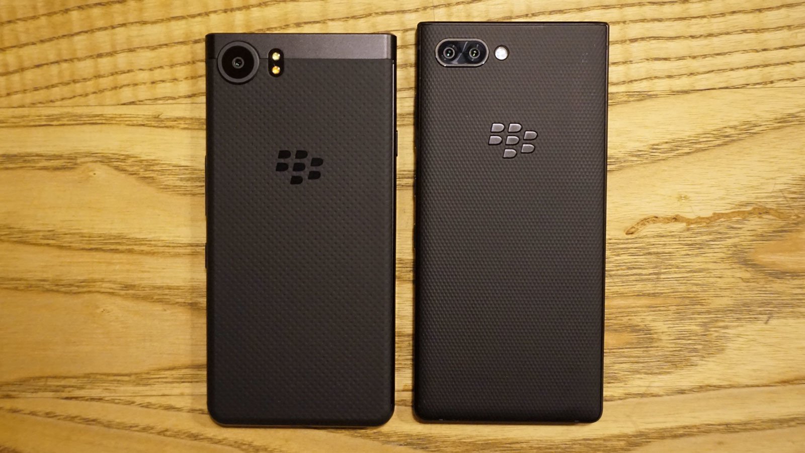Cận cảnh BlackBerry
KEY2: Thiết kế tương tự KEYone, bàn phím lớn hơn, có camera
kép