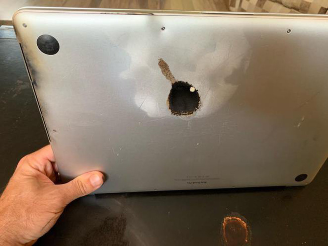 Chiếc MacBook Pro 15
inch đầu tiên gặp sự cố cháy nổ, sau khi Apple thực hiện
chương trình thu hồi