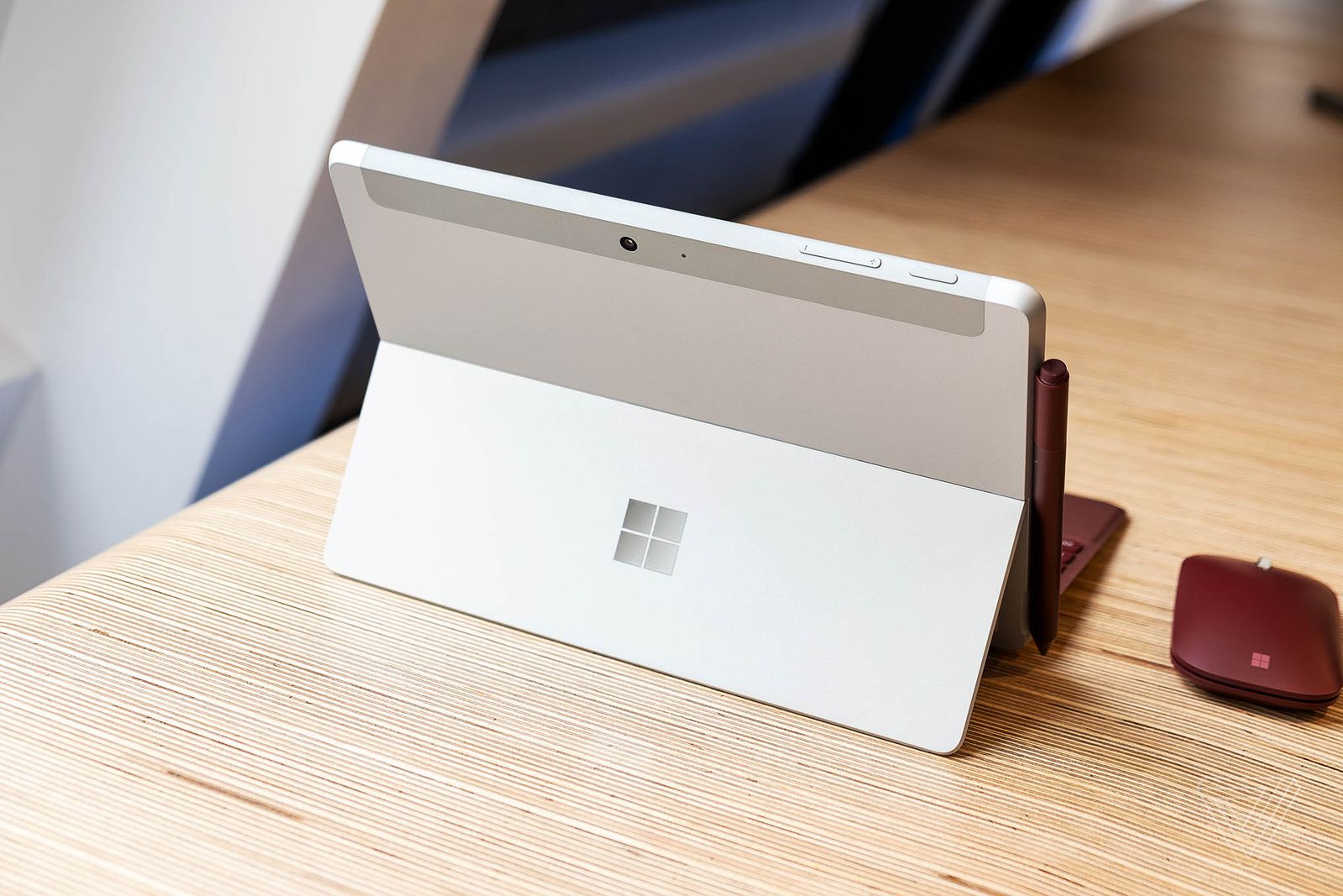 Microsoft chính thức ra mắt Surface Go giá rẻ cạnh
tranh trực tiếp với Apple iPad