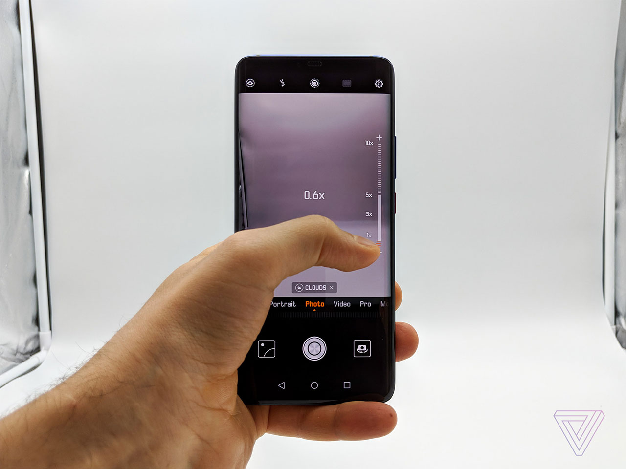 Huawei ra mắt Mate 20 Pro với Kirin 980, 3
camera, có thể sạc không dây ngược cho các thiết bị khác