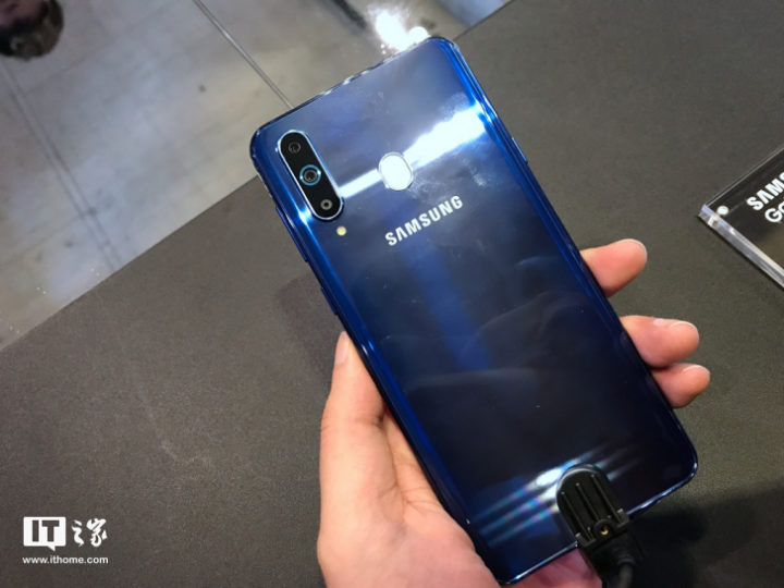 Samsung chính thức ra
mắt Galaxy A8s: smartphone màn hình đục lỗ đầu tiên trên thế
giới