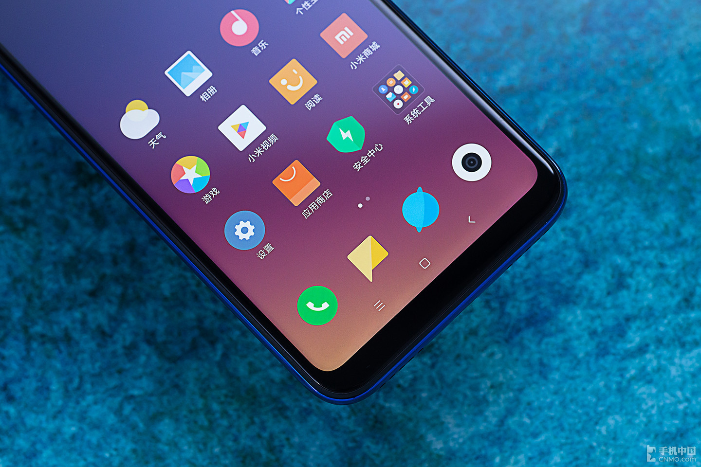 Xiaomi Mi Play chính thức ra mắt: thiết kế màn
giọt nước 5.84 inch, chip Helio P35, RAM 4G, giá 3,7 triệu