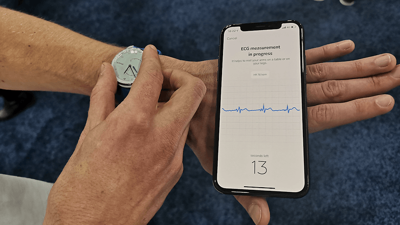 Withings Move ECG:
Đồng hồ mới của Withings hỗ trợ tính năng điện tâm đồ
(ECG)như Apple Watch series 4