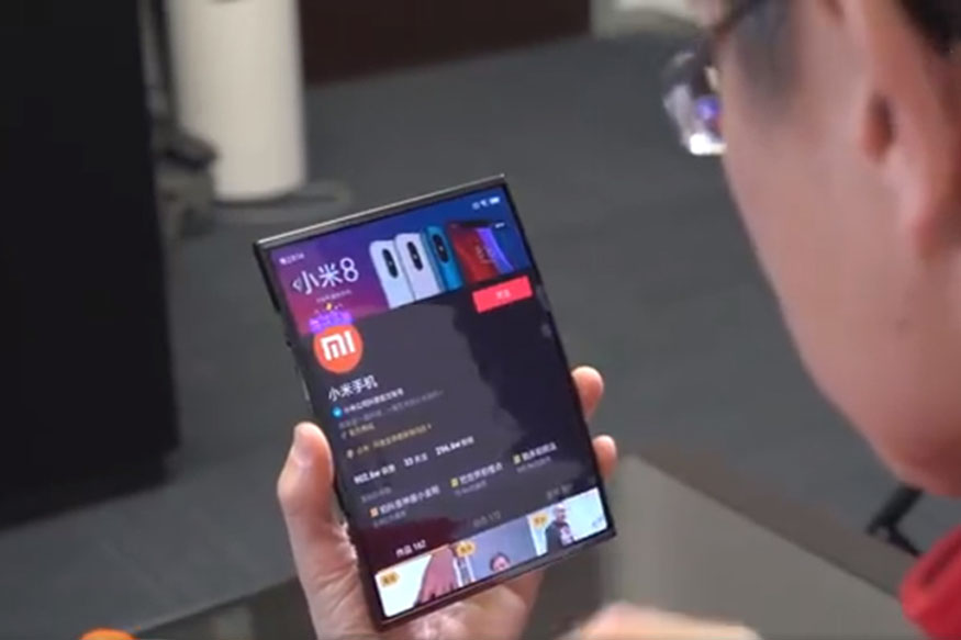 Chủ tịch Xiaomi khoe
smartphone màn hình gập của hãng với thiết kế độc đáo, đẹp
mắt hơn Royole FlexPai