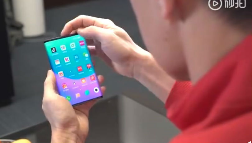 Chủ tịch Xiaomi khoe
smartphone màn hình gập của hãng với thiết kế độc đáo, đẹp
mắt hơn Royole FlexPai