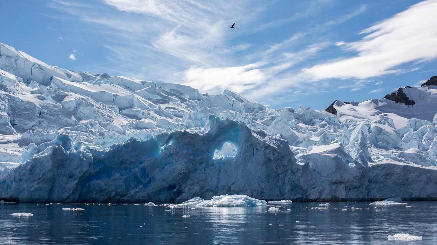 Dùng khoan nước nóng,
các nhà khoa học khoan được hố sâu kỷ lục tại Nam Cực: tận
2.152 mét!
