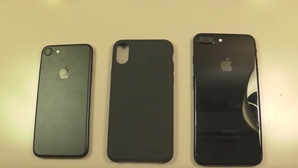 Xuất hiện case được
cho là của iPhone 8, to hơn iPhone 7, camera dọc và không có
Touch ID ở mặt sau