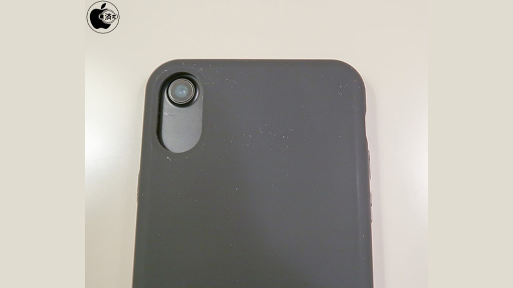 Xuất hiện case được
cho là của iPhone 8, to hơn iPhone 7, camera dọc và không có
Touch ID ở mặt sau