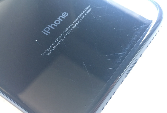 
iPhone 7 đen bóng dễ bị trầy xước​​
