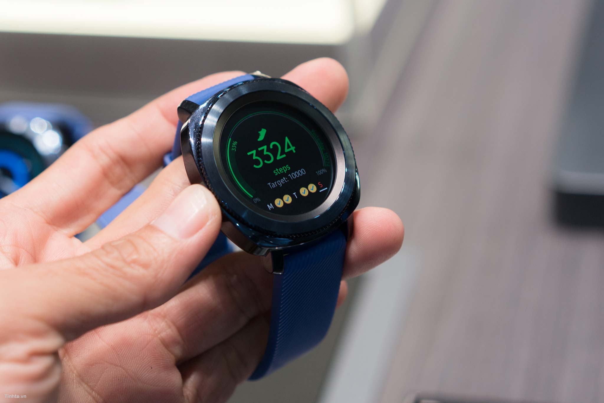 Trên tay Samsung Gear Sport: S3 gọn hơn, nhẹ hơn, không kết nối di động và thể thao hơn