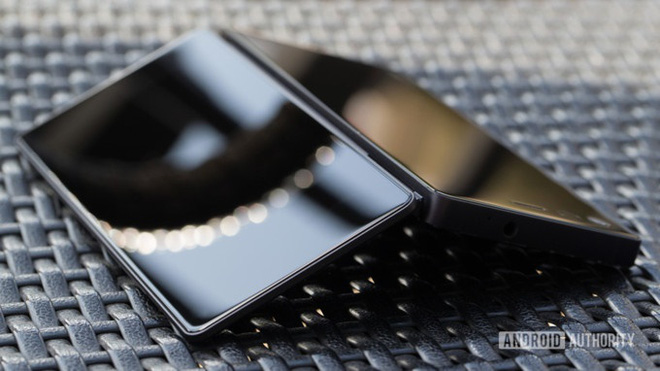 Không chỉ Samsung, ZTE cũng chuẩn bị ra mắt điện thoại 2 màn hình có thể gập mang tên Axon Multy