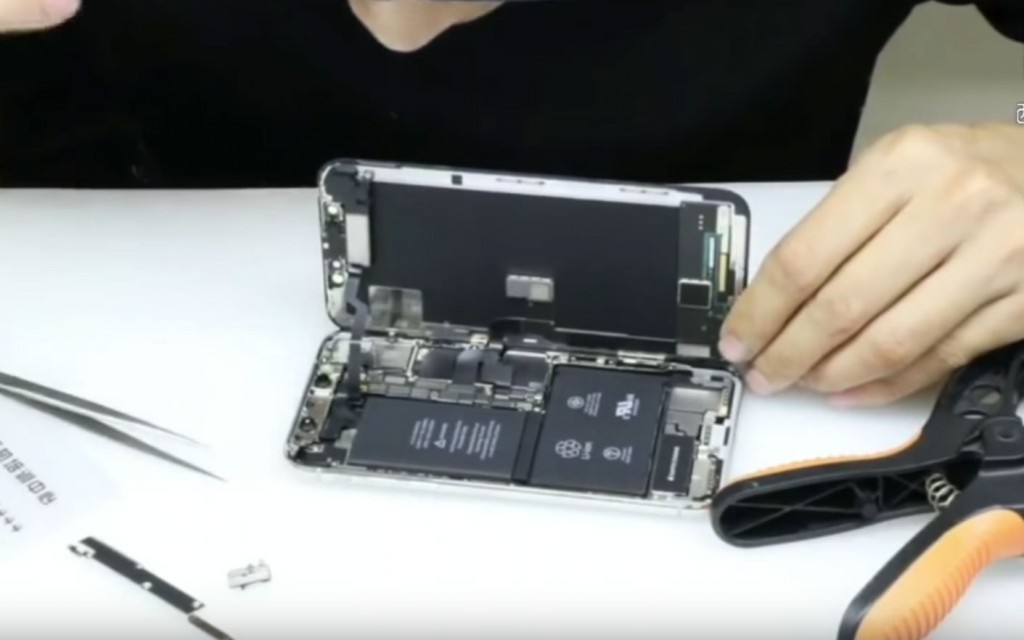 Video mổ xẻ cho
thấy iPhone X sở hữu tận 2 viên pin cùng bo mạch chủ chỉ
bằng một chiếc USB