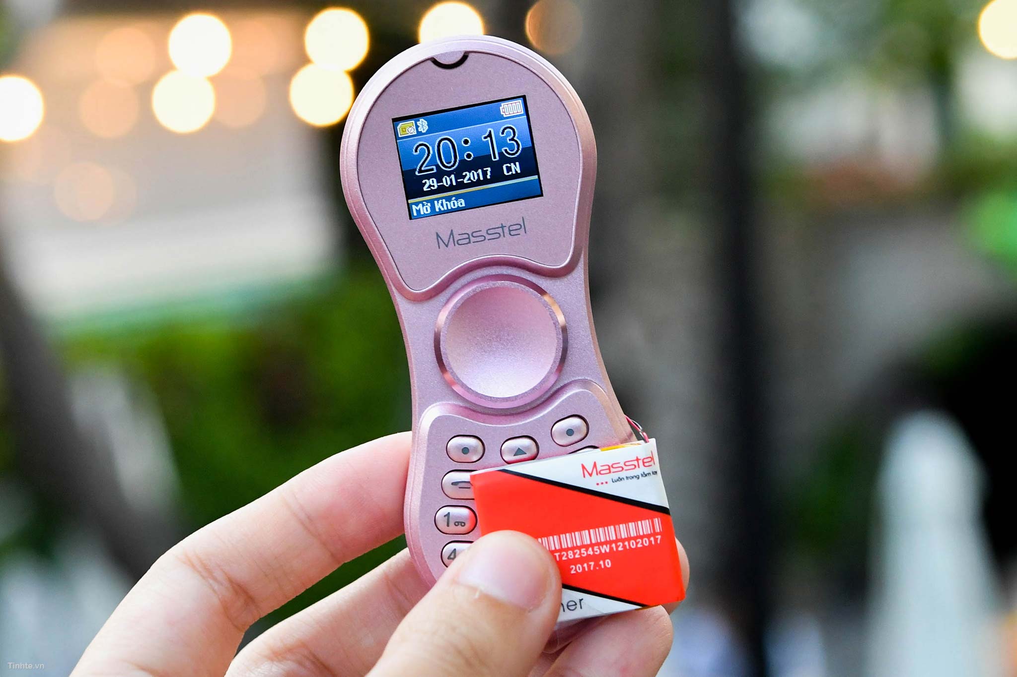 Trên tay điện thoại Masstel Spinner: điện thoại
kiêm
Spinner, kiêm tai nghe Bluetooth, giá 500k