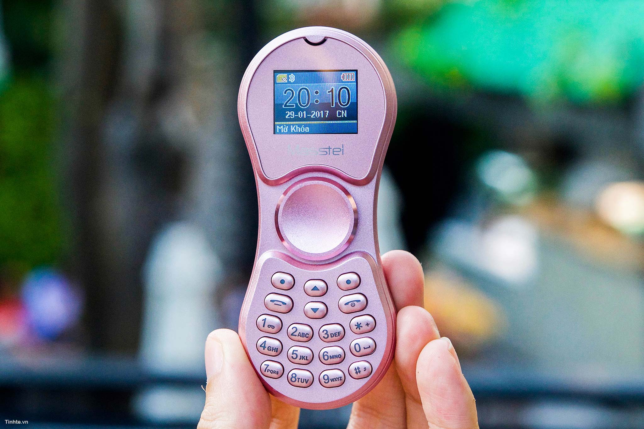 Trên tay điện thoại Masstel Spinner: điện thoại
kiêm
Spinner, kiêm tai nghe Bluetooth, giá 500k