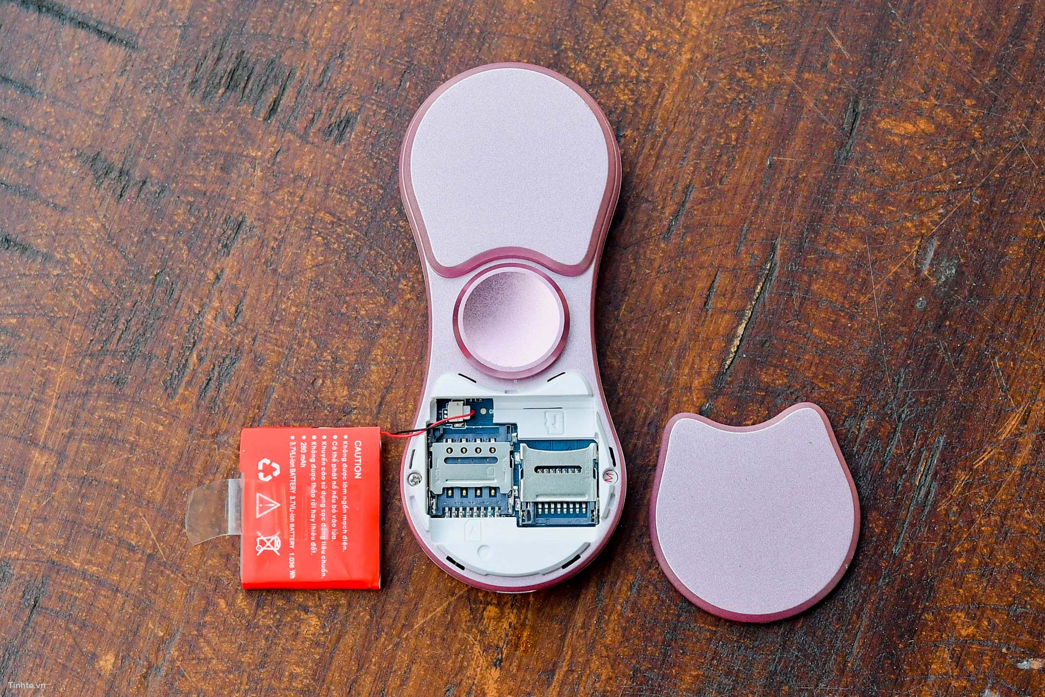 Trên tay điện thoại Masstel Spinner: điện thoại
kiêm
Spinner, kiêm tai nghe Bluetooth, giá 500k