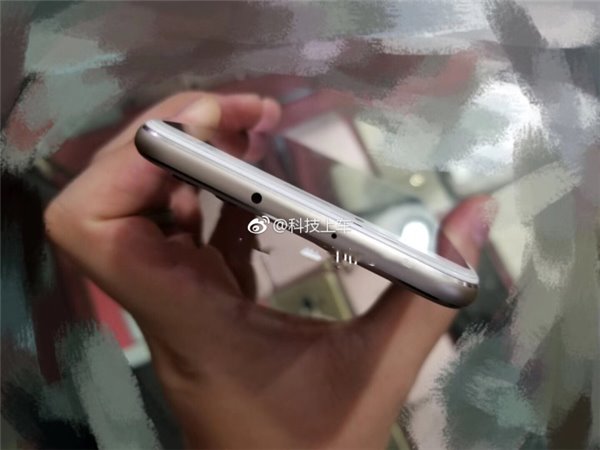 Lộ diện hình ảnh của Huawei
P11 với màn hình tỉ lệ 18:9, camera kép