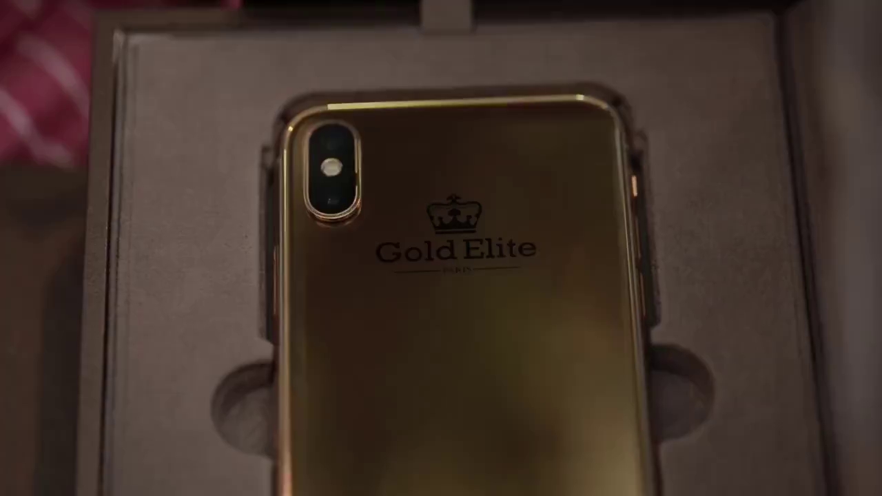 Xuất hiện clip mở hộp iPhone X phiên bản đặc biệt Gold Elite mạ vàng 24K, nghi vấn là ở Việt Nam
