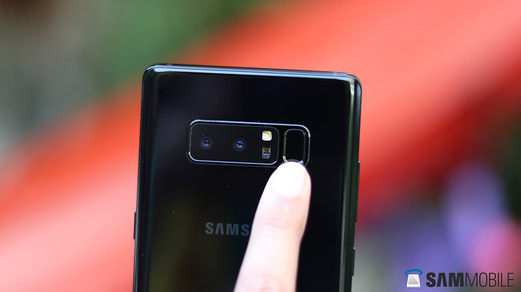 Xuất hiện hình ảnh thiết bị lạ của Samsung với cảm biến vân tay ở mặt lưng, có phải là Galaxy S9?