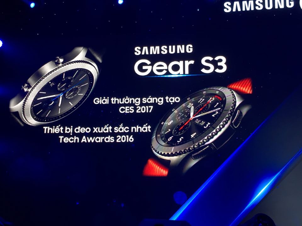 Samsung giới thiệu bộ đôi
Galaxy A8/A8+ tại Việt Nam, giá từ 11 triệu đồng