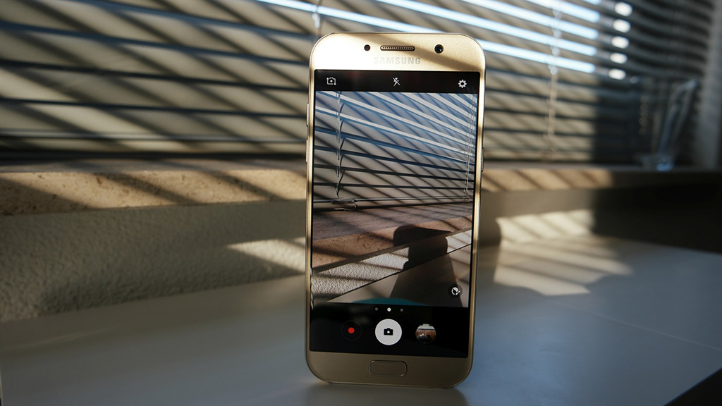 Samsung Galaxy A5, A7 (2017) có thêm chế độ selfie xóa phông nhờ bản cập nhật mới nhất