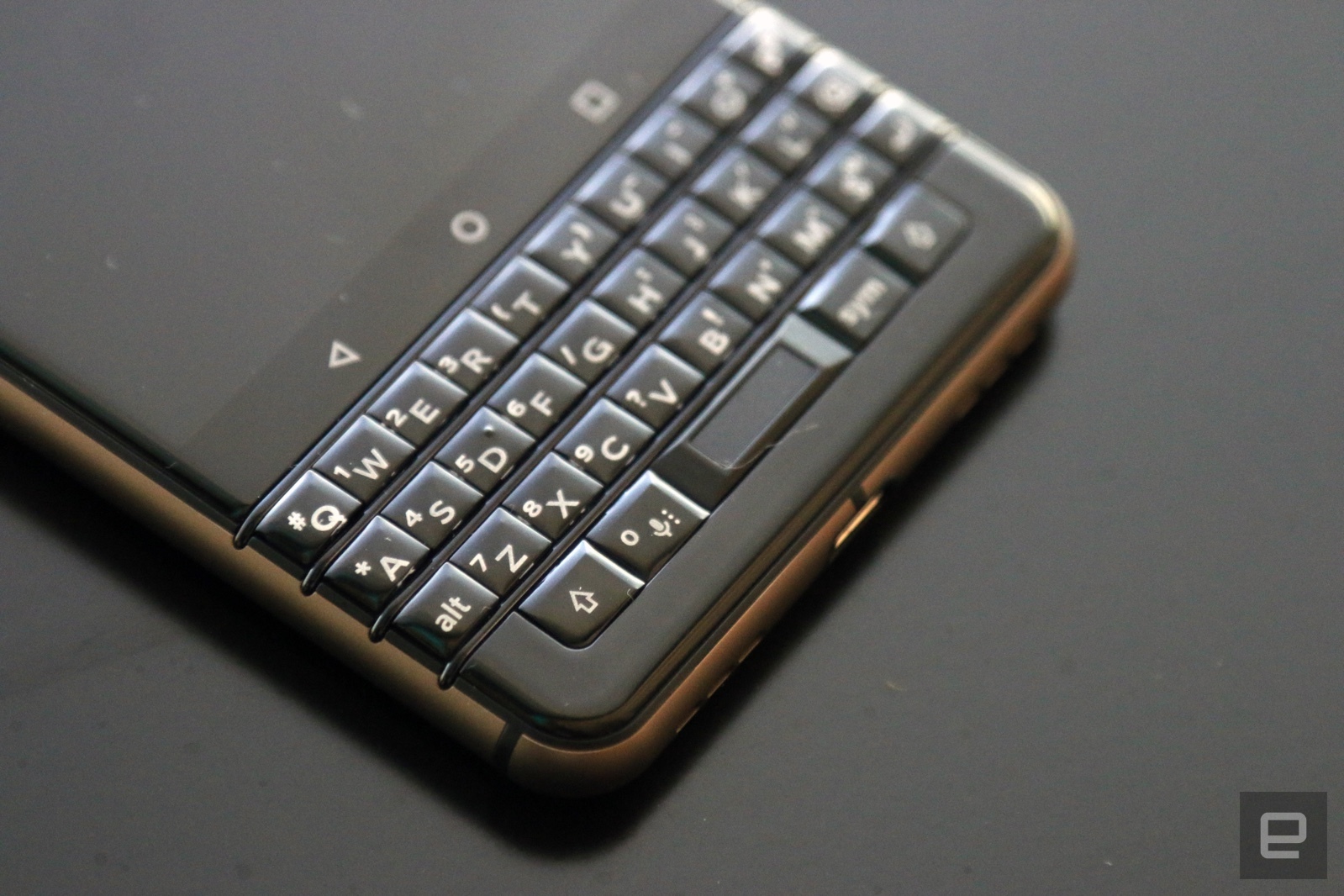 CES 2018: Cận cảnh
BlackBerry KEYone phiên bản màu đồng Bronze Edition, bỏ thẻ
microSD, có Dual SIM