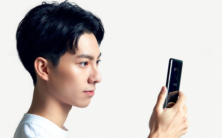 HTC U11 EYEs chính
thức ra
mắt với camera selfie kép, mở khóa bằng khuôn mặt, giá 11.5
triệu