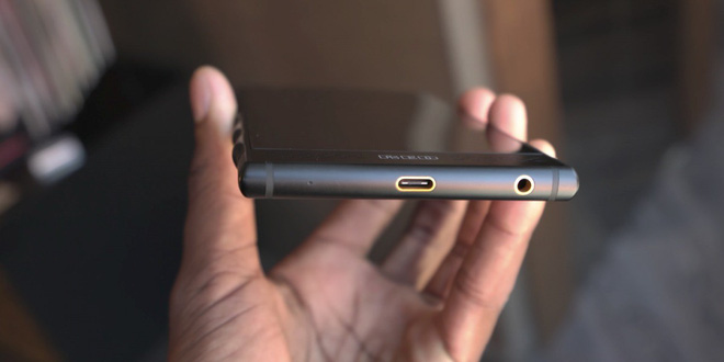 Hình ảnh trên tay
đầu tiên của RED Hydrogen One chiếc điện thoại đến từ tương
lai, giá 1.200 USD