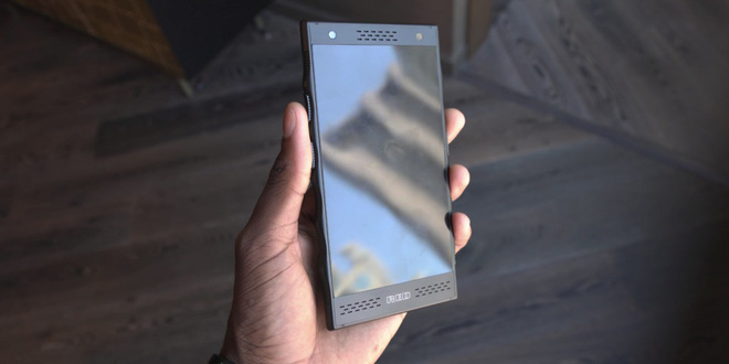 Hình ảnh trên tay
đầu tiên của RED Hydrogen One chiếc điện thoại đến từ tương
lai, giá 1.200 USD