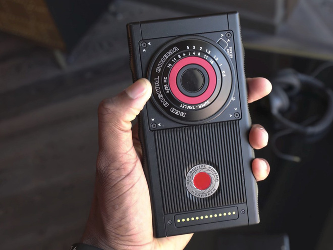 Hình ảnh trên tay
đầu tiên của RED Hydrogen One chiếc điện thoại đến từ tương
lai, giá 1.200 USD