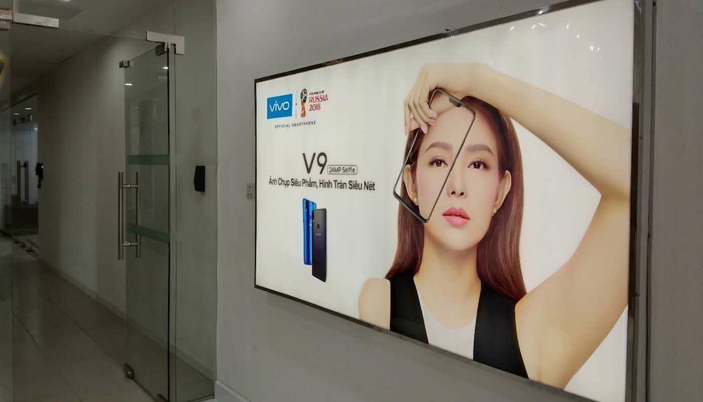 Rò rỉ hình ảnh thực tế Vivo V9 với màn hình tai thỏ và camera kép đặt dọc