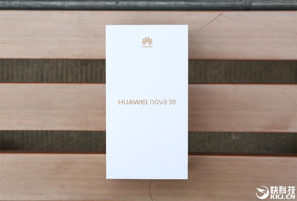 Hình ảnh đập hộp
và trên tay Huawei Nova 3e với màn hình tai thỏ sắp về Việt
Nam