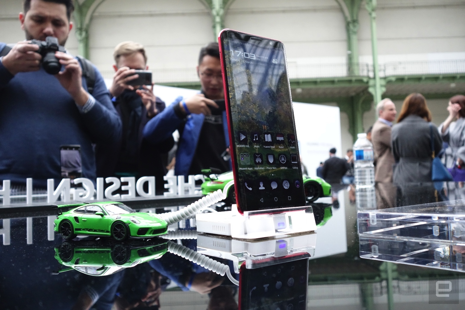 Cận cảnh Huawei Mate RS Porsche Design 60 triệu:
Sang trọng, vân tay kép, không tai thỏ
